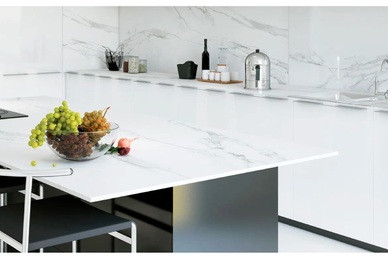 cocina blanca, look marmol, minimalismo 